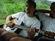 082 -  0707 - si, on peut jouer de la guitare dans un 4x4.jpg